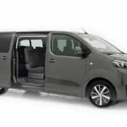 Szary minivan Toyota Proace Verso z otwartymi przesuwnymi drzwiami bocznymi, widoczne fotele wewnątrz, na białym tle.