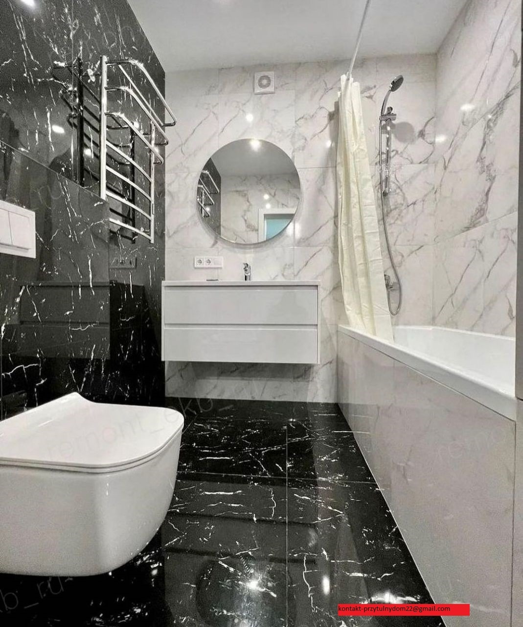 Nowoczesna łazienka z czarno-białymi marmurowymi płytkami, wiszącą toaletą, okrągłym lustrem nad białą szafką z umywalką i grzejnikiem drabinkowym.
