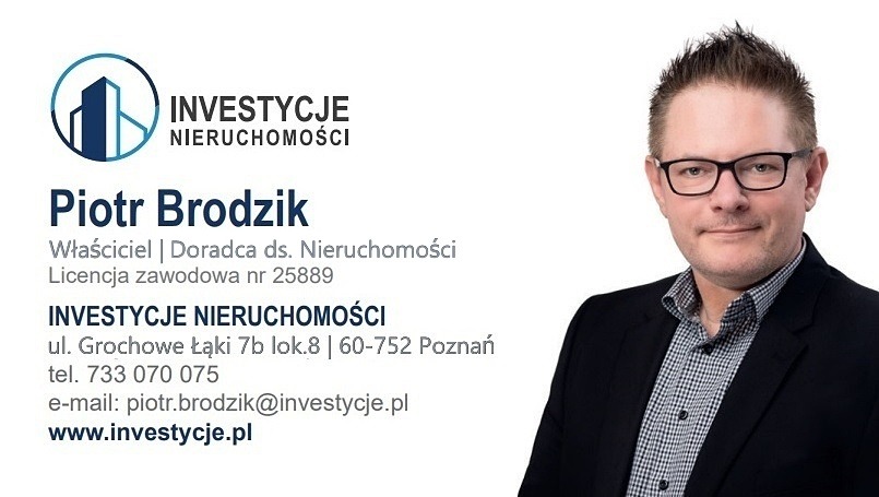 Wizytówka Agencji Nieruchomości z wizerunkiem właściciela, logo firmy, adresem i danymi kontaktowymi.