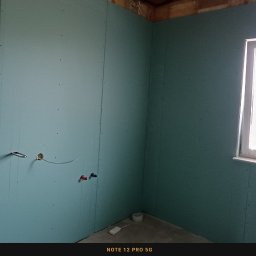 Zabudowa pionowo płyta GK w domu szkieletowym