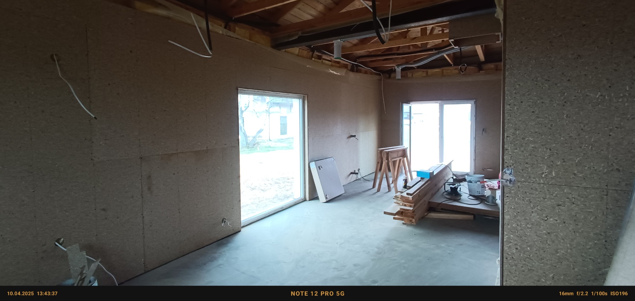 Zabudowa pozioma płytą MFP w domu szkieletowym.