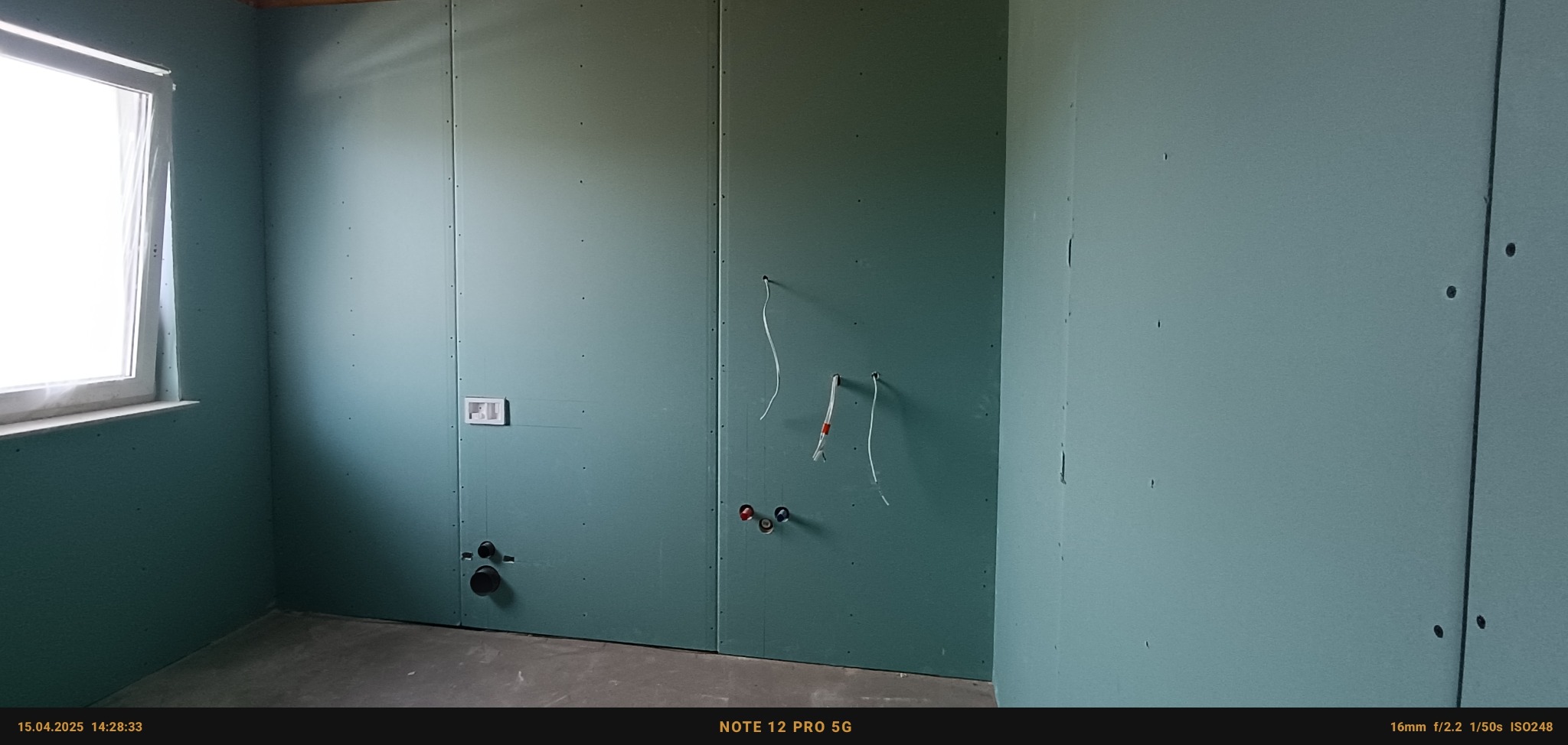 Zabudowa pionowo płyta GK w domu szkieletowym.