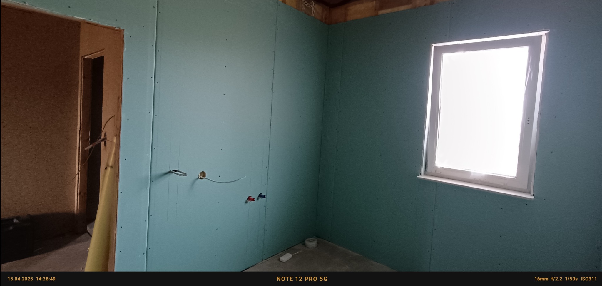 Zabudowa pionowo płyta GK w domu szkieletowym