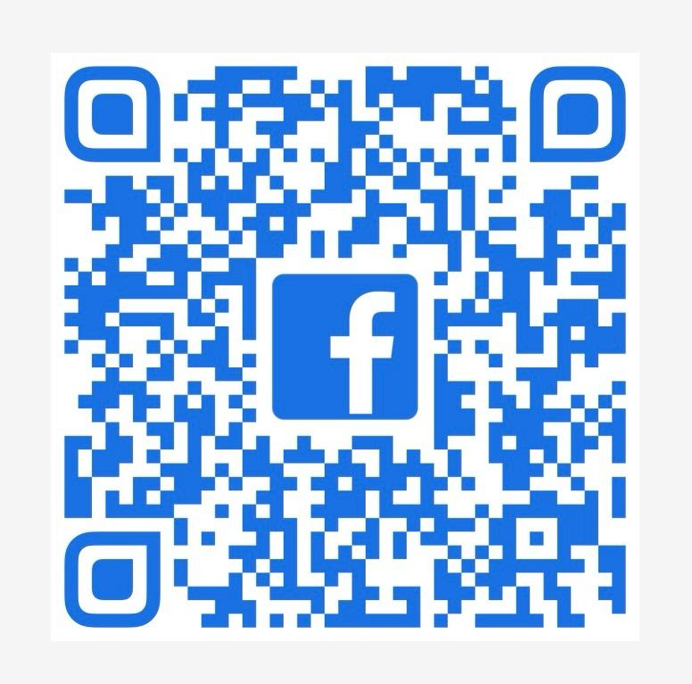 Niebieski kod QR z logo Facebooka w centrum, na białym tle.