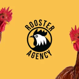 Logo Rooster Agency z dwoma kogutami po bokach na żółtym tle.