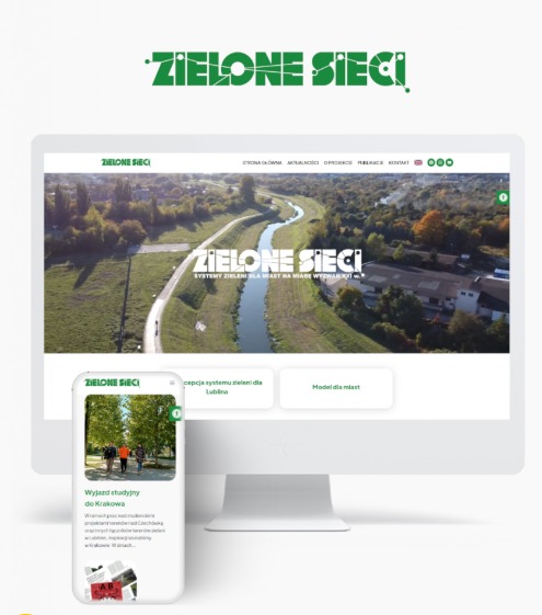 Ekran monitora i smartfona prezentujące responsywną stronę internetową 'Zielone Sieci', z widokiem rzeki i zieleni na stronie głównej oraz relacją z wyjazdu studyjnego na ekranie telefonu.