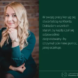 Portret uśmiechniętej kobiety w zielonej sukience, z blond włosami i zegarkiem na ręce, na tle ceglanej ściany i tekstu o otwartości na klienta z logo kancelarii adwokackiej.