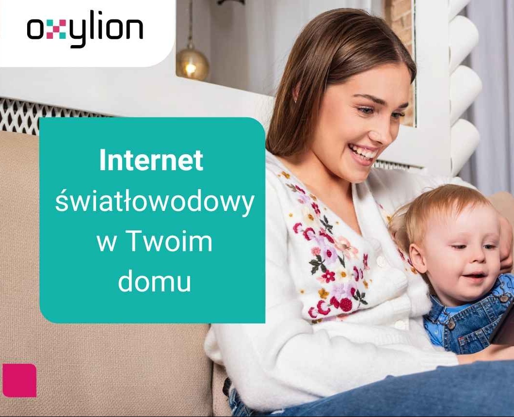 Uśmiechnięta kobieta z dzieckiem, obok logo firmy Oxylion i hasło: Internet światłowodowy w Twoim domu, na beżowej kanapie.