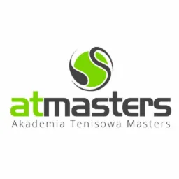 Logo Akademii Tenisowej Masters z zielonym akcentem na literach 'at' i okrągłym symbolem piłki tenisowej z czarnym obrysem w górnej części.