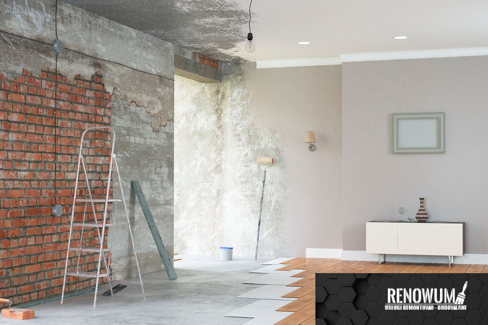 Pokój w trakcie prac: częściowo otynkowana ściana z cegłą, drabina, wałek do malowania, fragmenty układanej podłogi, widoczny stan przed i po pracach.