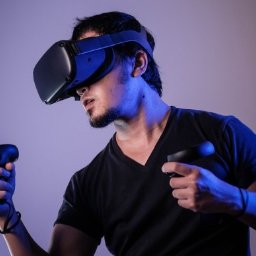 VWAY jest projektem, który daje możliwość zanurzenia się w wirtualnej rzeczywistości w realnym świecie. Skierowany do branży budowlanej, VWAY oferuje wizualizację przyszłych obiektów nieruchomości i pokazywanie ich nabywcom przez okulary VR.

vway.pl