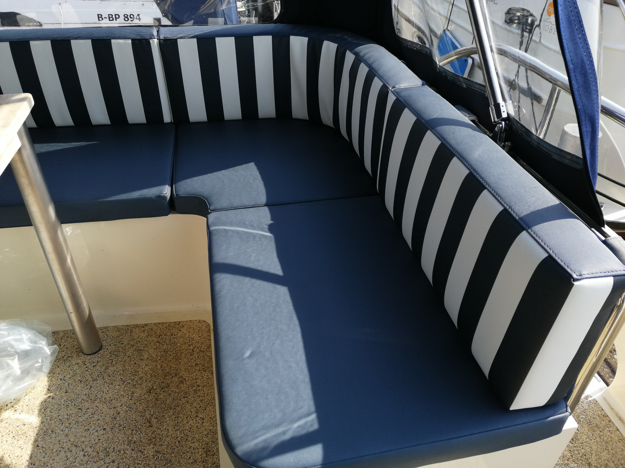 Renowacja tapicerki z jachtu.