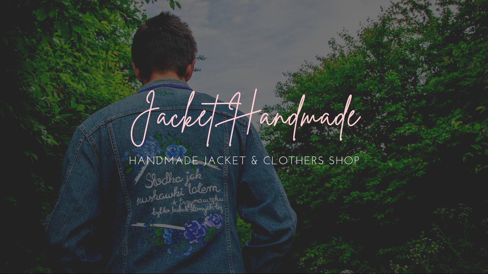 Osoba w dżinsowej kurtce z ręcznie malowanymi kwiatami i napisem 'Słodka jak truskawki latem' na tle zieleni.