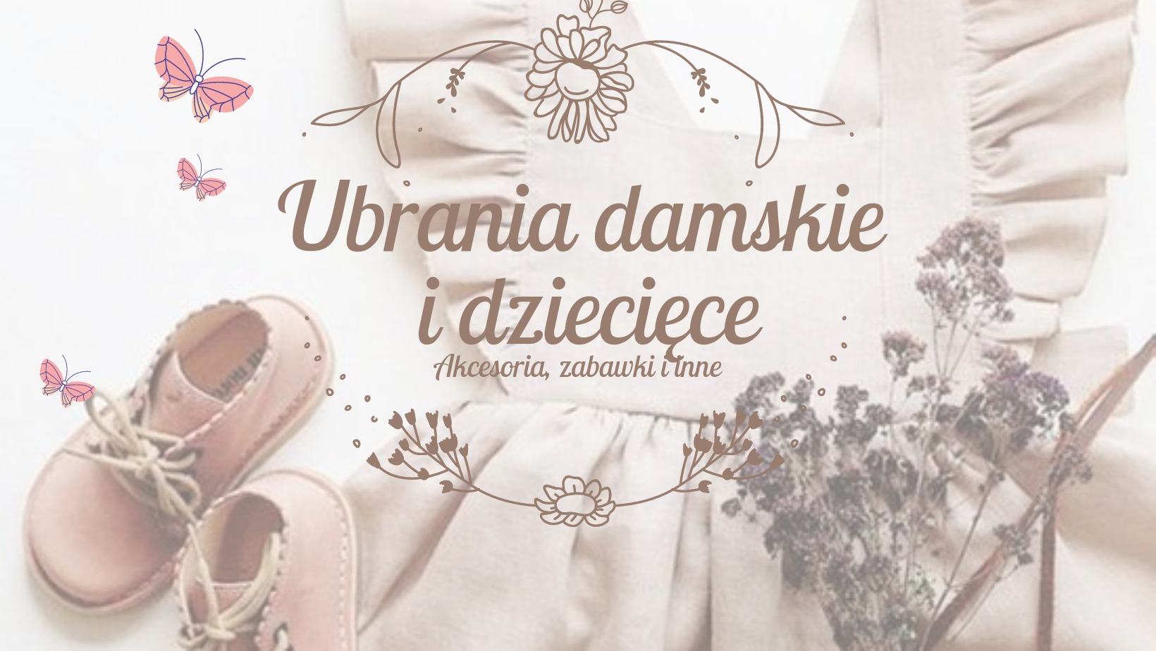 Stylowe, jasnoróżowe buciki dziecięce obok lnianej sukienki z falbankami, ozdobione graficznymi motylkami i kwiatami, prezentowane na jasnym tle.