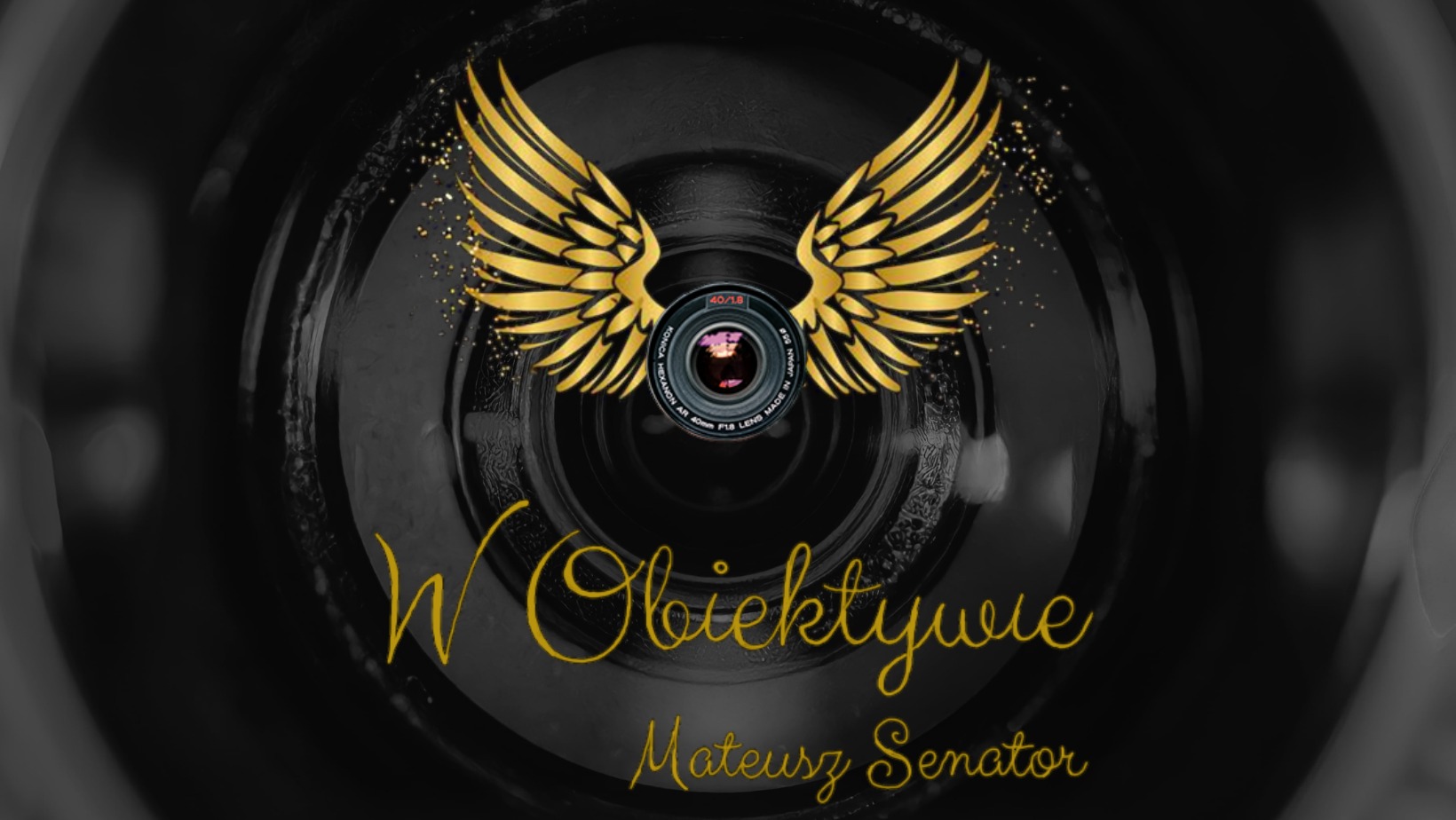 Stylizowane logo fotografa z obiektywem w centrum, złotymi skrzydłami i napisem 'W Obiektywie Mateusz Senator' na czarnym tle.