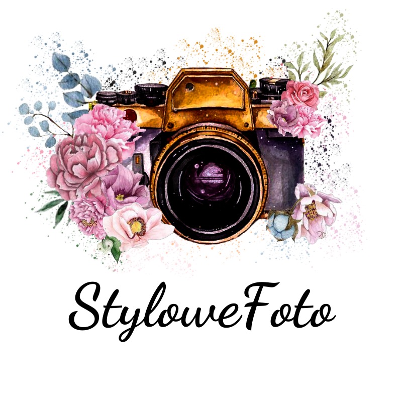 Akwarelowa ilustracja aparatu fotograficznego w stylu vintage, ozdobionego kwiatami i napis 'StyloweFoto'.