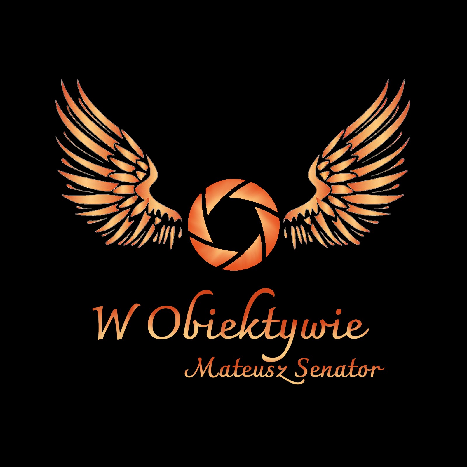 Pomarańczowe logo z motywem skrzydeł i przysłony aparatu, poniżej nazwa firmy 'W Obiektywie Mateusz Senator' w ozdobnej czcionce.