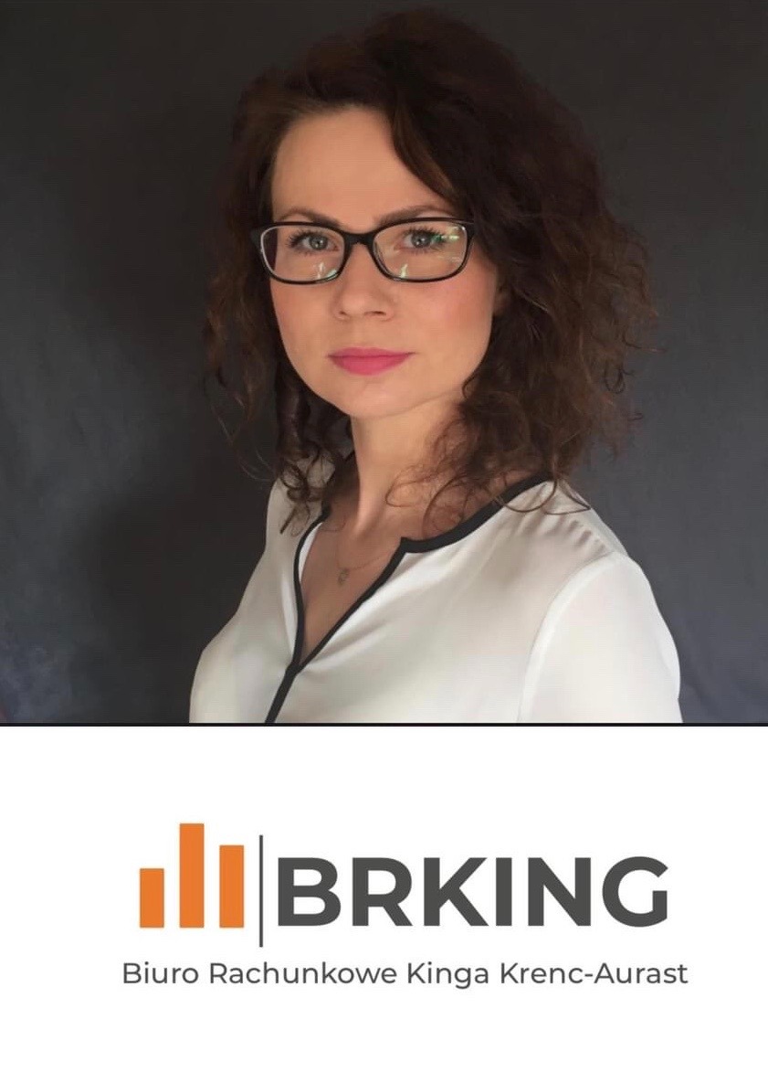 Portret kobiety w okularach na tle szarego tła, poniżej logo biura rachunkowego BRKING Biuro Rachunkowe Kinga Krenc-Aurast.