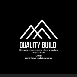Logo firmy remontowo-wykończeniowej Quality Build z trzema białymi trójkątami symbolizującymi góry, nad napisem 'QUALITY BUILD' oraz tekstem 'Układanie płytek gresów glazury terakoty Montaż biały...