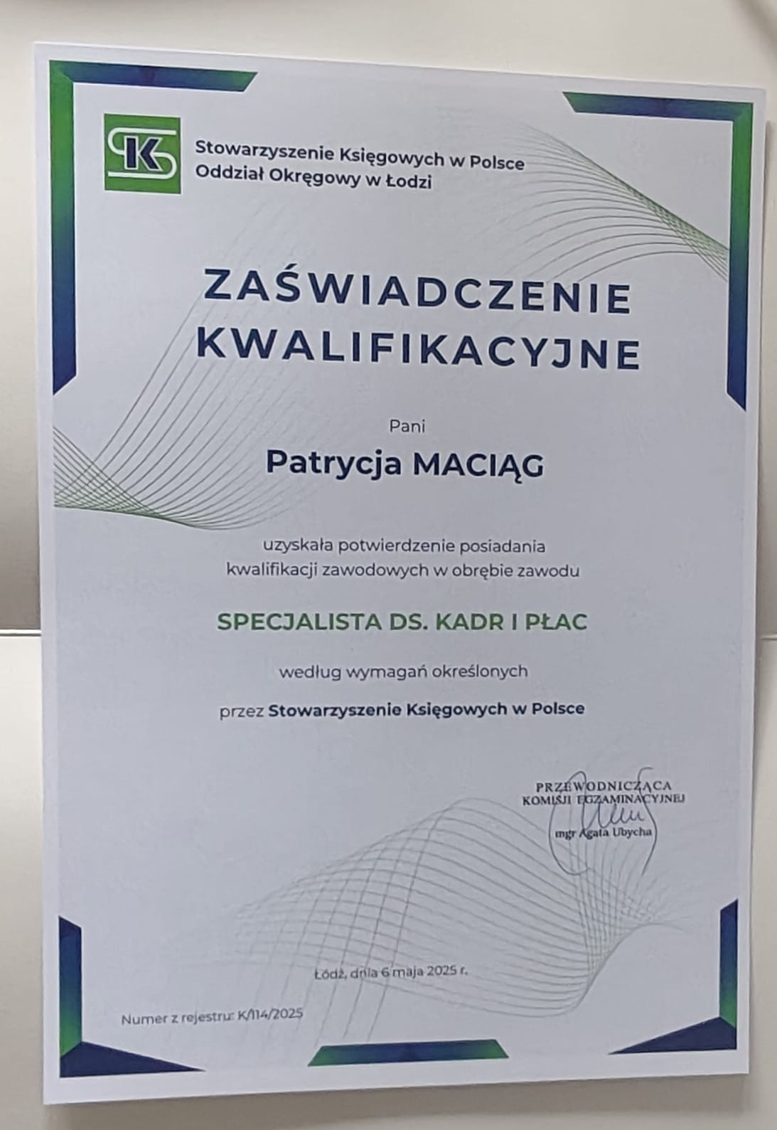 Zaświadczenie kwalifikacyjne specjalisty ds. kadr i płac Pani Patrycji Maciąg, wydane przez Stowarzyszenie Księgowych w Polsce, Oddział Okręgowy w Łodzi.