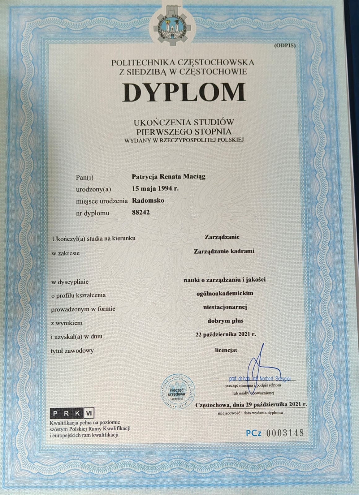 Skan dyplomu ukończenia studiów pierwszego stopnia, wydanego przez Politechnikę Częstochowską, z danymi Patrycji Renaty Maciąg i datą 29 października 2021.