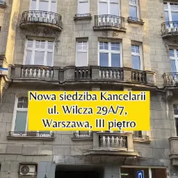 Fasada kamienicy w Warszawie przy ul. Wilczej 29A/7, gdzie na trzecim piętrze znajduje się nowa siedziba kancelarii. Nad wejściem tabliczka z numerem 29. Czerwona strzałka wskazuje wejście do budynku.