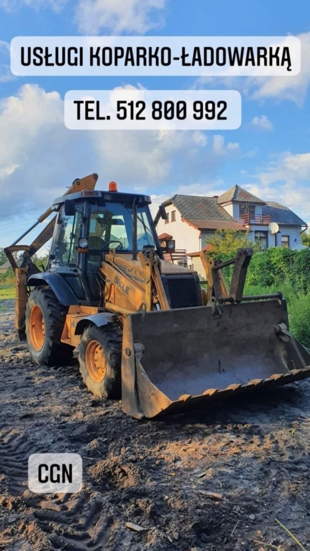 Żółta koparko-ładowarka CASE 580LE stoi na ubitej ziemi z widocznymi śladami opon, w tle dom jednorodzinny i błękitne niebo z chmurami. Na górze zdjęcia widnieje napis 'USŁUGI KOPARKO-ŁADOWARKĄ'...