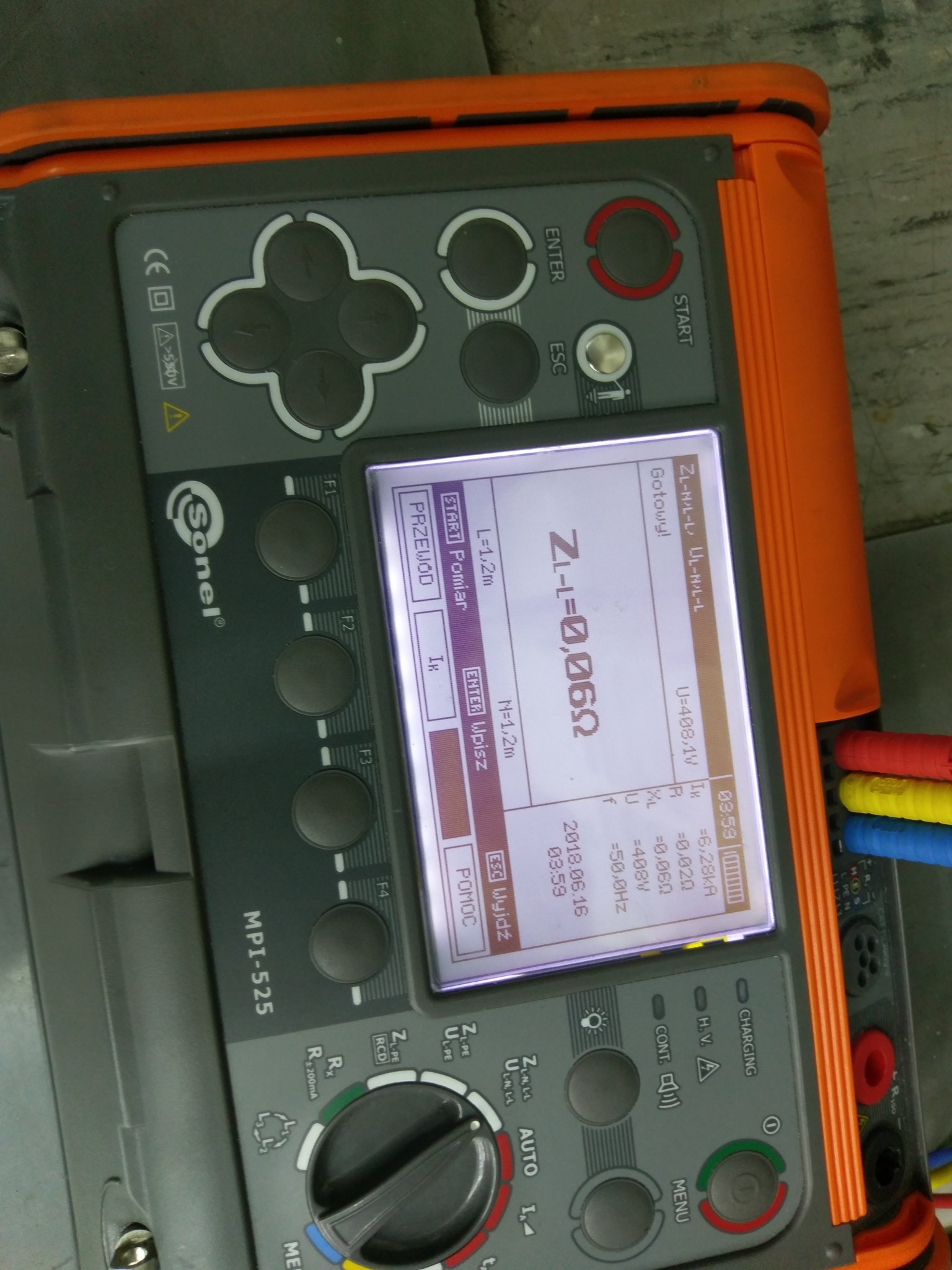 Miernik elektryczny Sonel MPI-525 z wyświetlaczem pokazującym wynik pomiaru impedancji pętli zwarcia ZL-L = 0,062 Ω, widoczne kolorowe przewody pomiarowe.