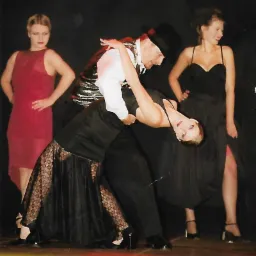 Lata 20 te... spaniały występ pośród dwudziestu tancerzy na scenie :)