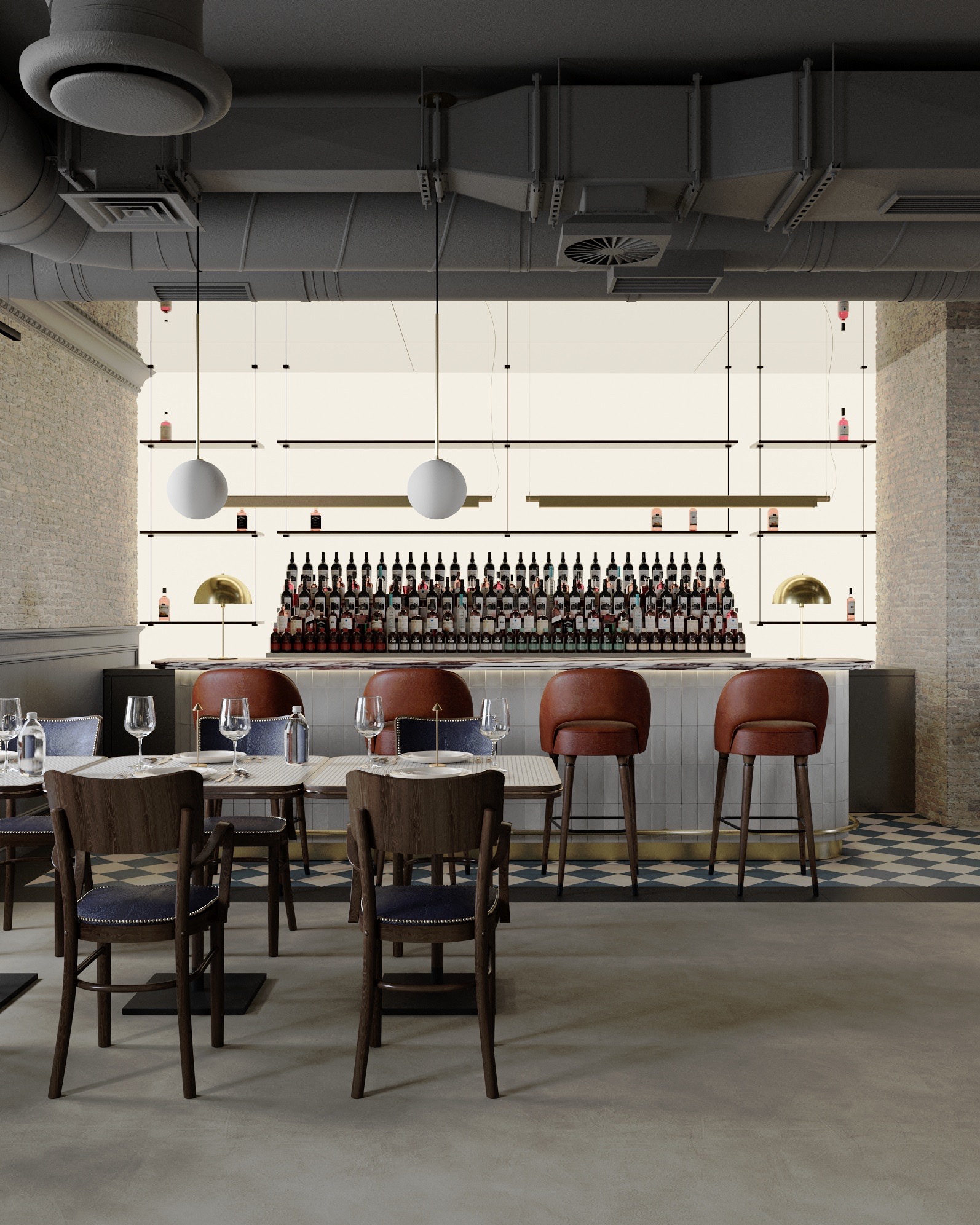 Wnętrze baru z wysokimi krzesłami przy blacie, stolikami z nakryciami i butelkami na półkach w tle, oświetlone wiszącymi lampami kulami i lampką ze złotym kloszem.