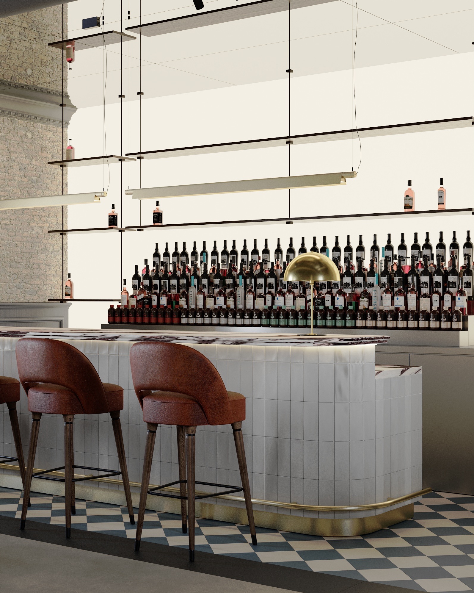 Nowoczesny bar z białymi płytkami, marmurowym blatem i rzędami butelek na podświetlonych półkach, oświetlony złotą lampą i z brązowymi krzesłami barowymi na szachownicowej podłodze.