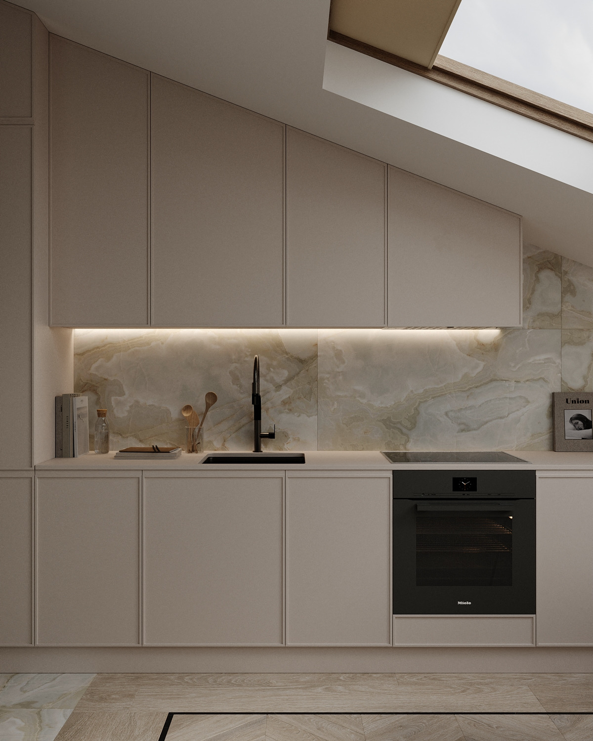 Jasna kuchnia w skandynawskim stylu z marmurowym backsplashiem, czarną armaturą i piekarnikiem Miele, oświetlona światłem z okna dachowego.