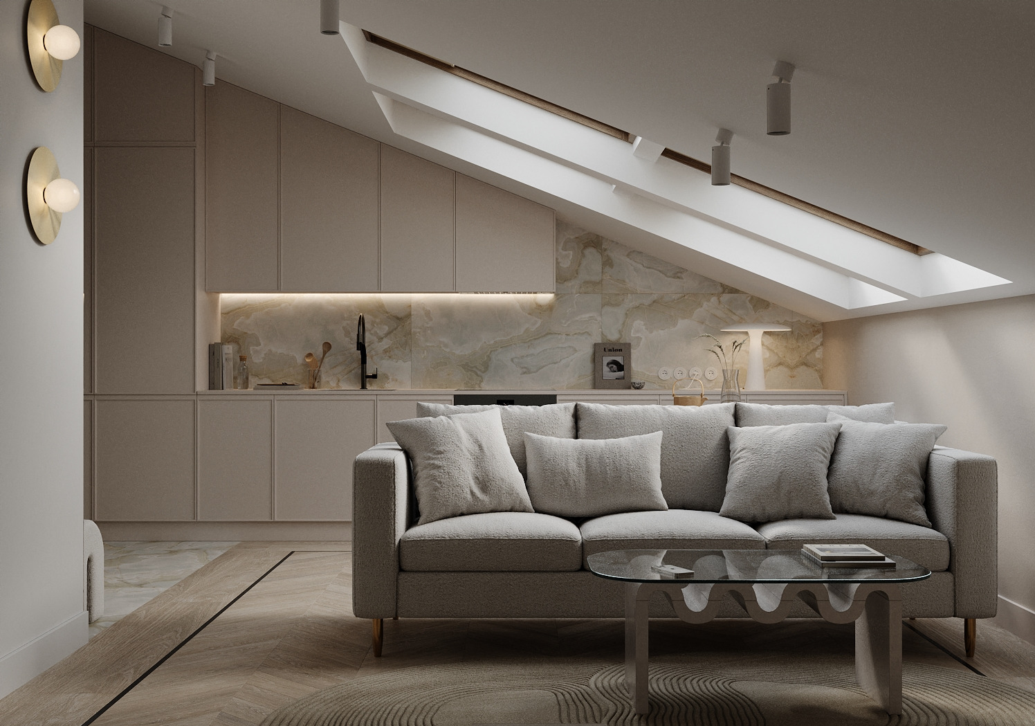 Salon w odcieniach beżu z aneksem kuchennym pod skosami, sofa z poduszkami i szklany stolik kawowy.