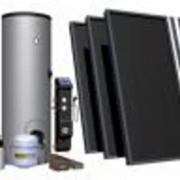 Zestaw instalacyjny: srebrny bojler, cztery czarne kolektory słoneczne, regulator solarny, naczynie przeponowe i płyny solarne na białym tle.