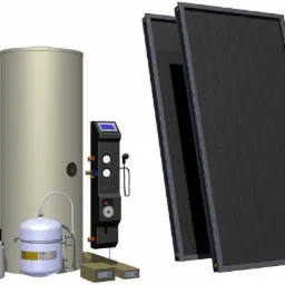Zestaw solarny z dwoma panelami, zbiornikiem, sterownikiem i płynem solarnym na białym tle, prezentacja produktowa.