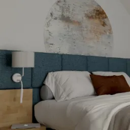 Nowoczesna sypialnia z niebieskim tapicerowanym zagłówkiem, drewnianą szafką nocną z laptopem i abstrakcyjnym malowidłem ściennym w kształcie półkola.