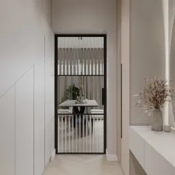 Nowoczesny przedpokój w neutralnej kolorystyce z drewnianą podłogą w jodełkę, lustrem, konsolą z dekoracjami i widokiem na jadalnię przez szklane drzwi z ryflowanym szkłem.
