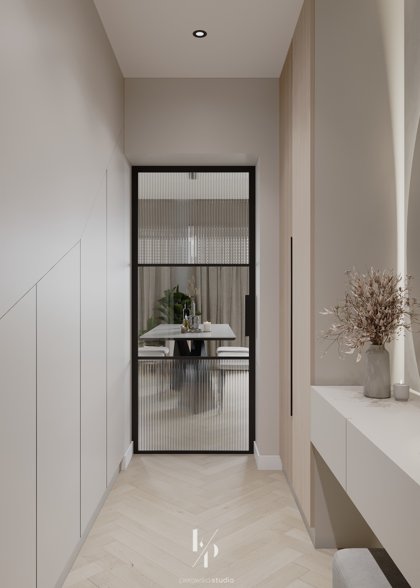 Nowoczesny przedpokój w neutralnej kolorystyce z drewnianą podłogą w jodełkę, lustrem, konsolą z dekoracjami i widokiem na jadalnię przez szklane drzwi z ryflowanym szkłem.