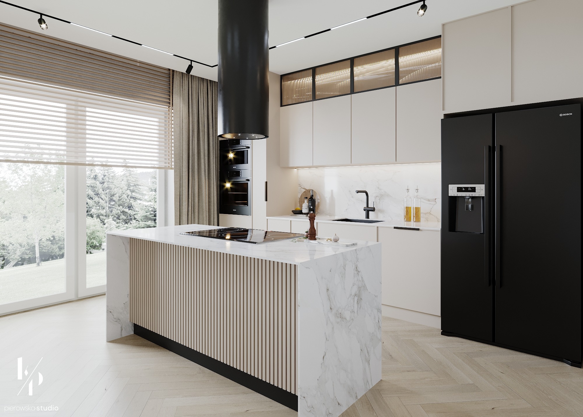 Nowoczesna kuchnia z wyspą o marmurowym blacie i frontem z drewnianych listewek, czarny okap cylindryczny, lodówka Bosch side-by-side i podłoga z parkietu ułożonego w jodełkę.