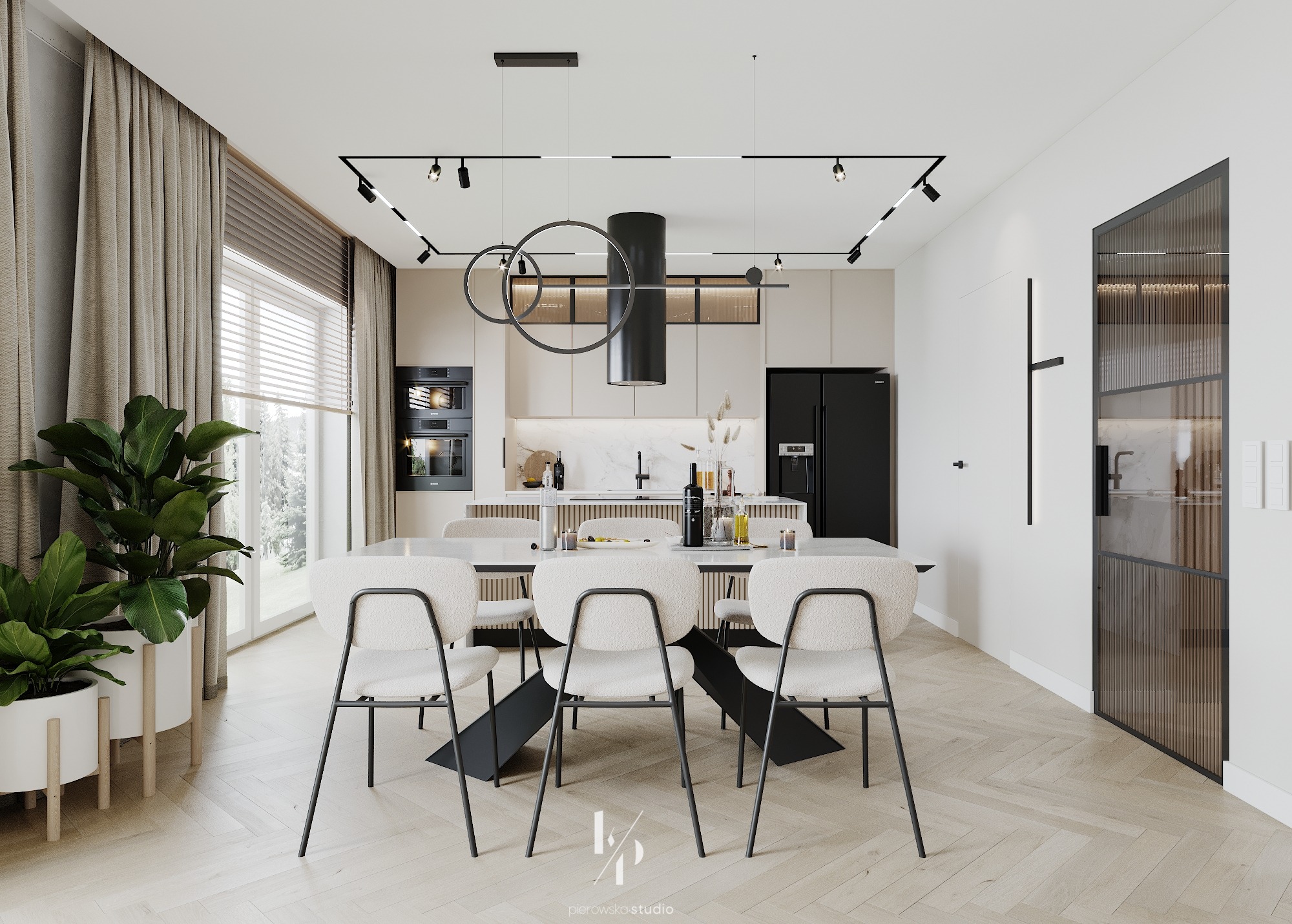 Jasna jadalnia z drewnianą podłogą w jodełkę, stół z krzesłami o jasnej tapicerce, czarne, nowoczesne oświetlenie sufitowe i duża roślina doniczkowa w białej osłonce.