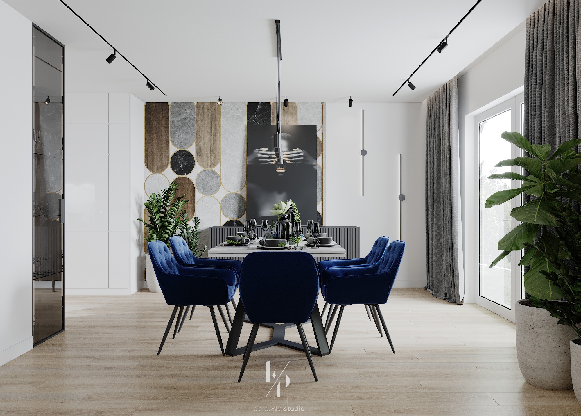 Elegancka jadalnia z niebieskimi krzesłami, marmurową ścianą akcentową i nowoczesnym oświetleniem punktowym, uzupełniona roślinami doniczkowymi i abstrakcyjnym obrazem.