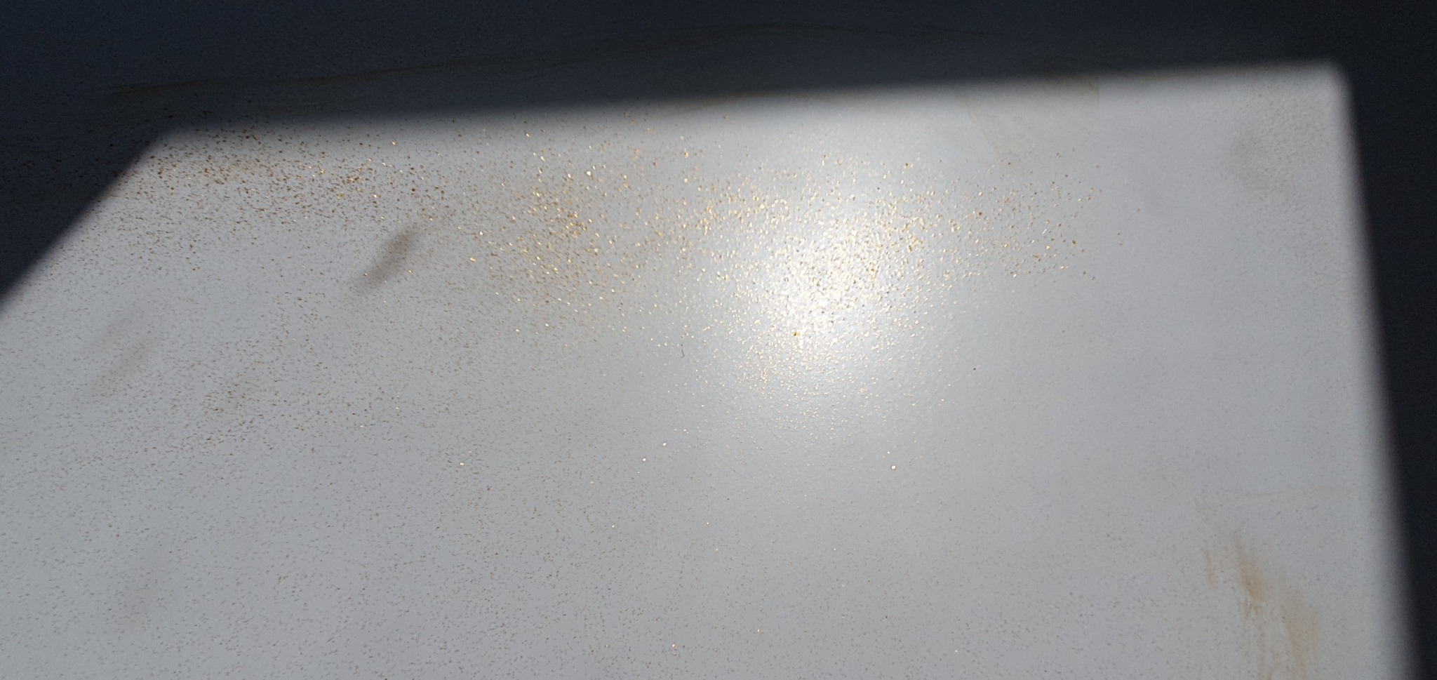 Podłoga z wtrąceniami i posypką brokatową