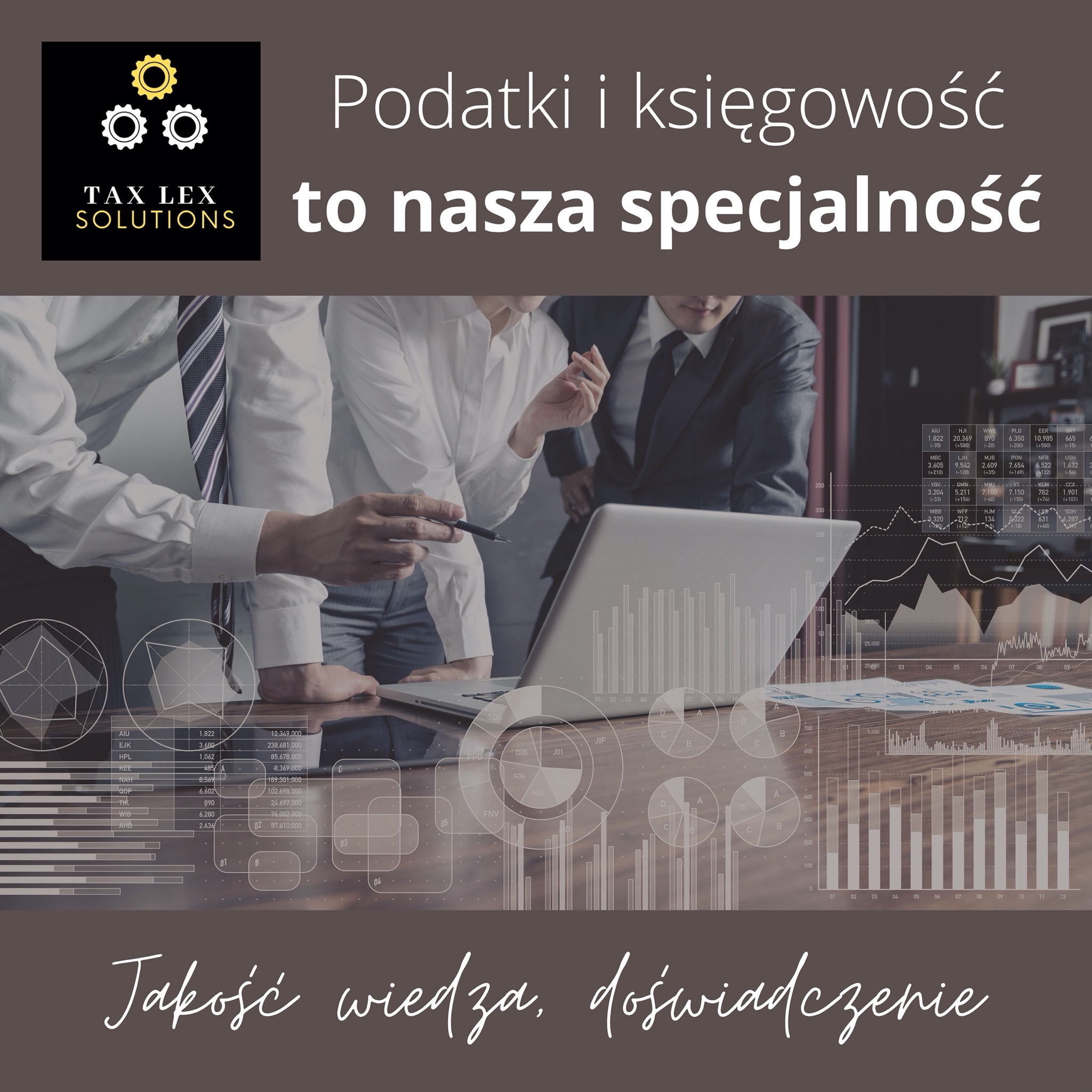 Zespół analizuje dane finansowe na laptopie, otoczony wykresami i sloganem 'Podatki i księgowość to nasza specjalność', podkreślającym jakość, wiedzę i doświadczenie firmy Tax Lex Solutions.