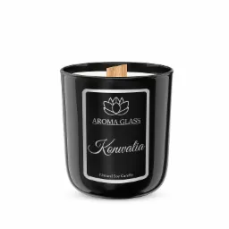 Czarna, błyszcząca świeca sojowa w szklanym pojemniku z drewnianym knotem, etykieta z napisem 'Aroma Glass Konwalia Natural Soy Candle', na białym tle.