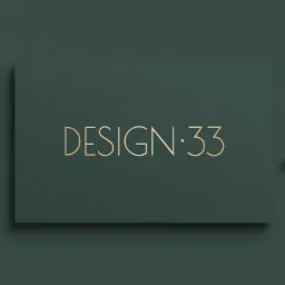 Makieta wizytówki z napisem 'DESIGN·33' w kolorze złotym na ciemnozielonym tle, z delikatnym cieniem liści.