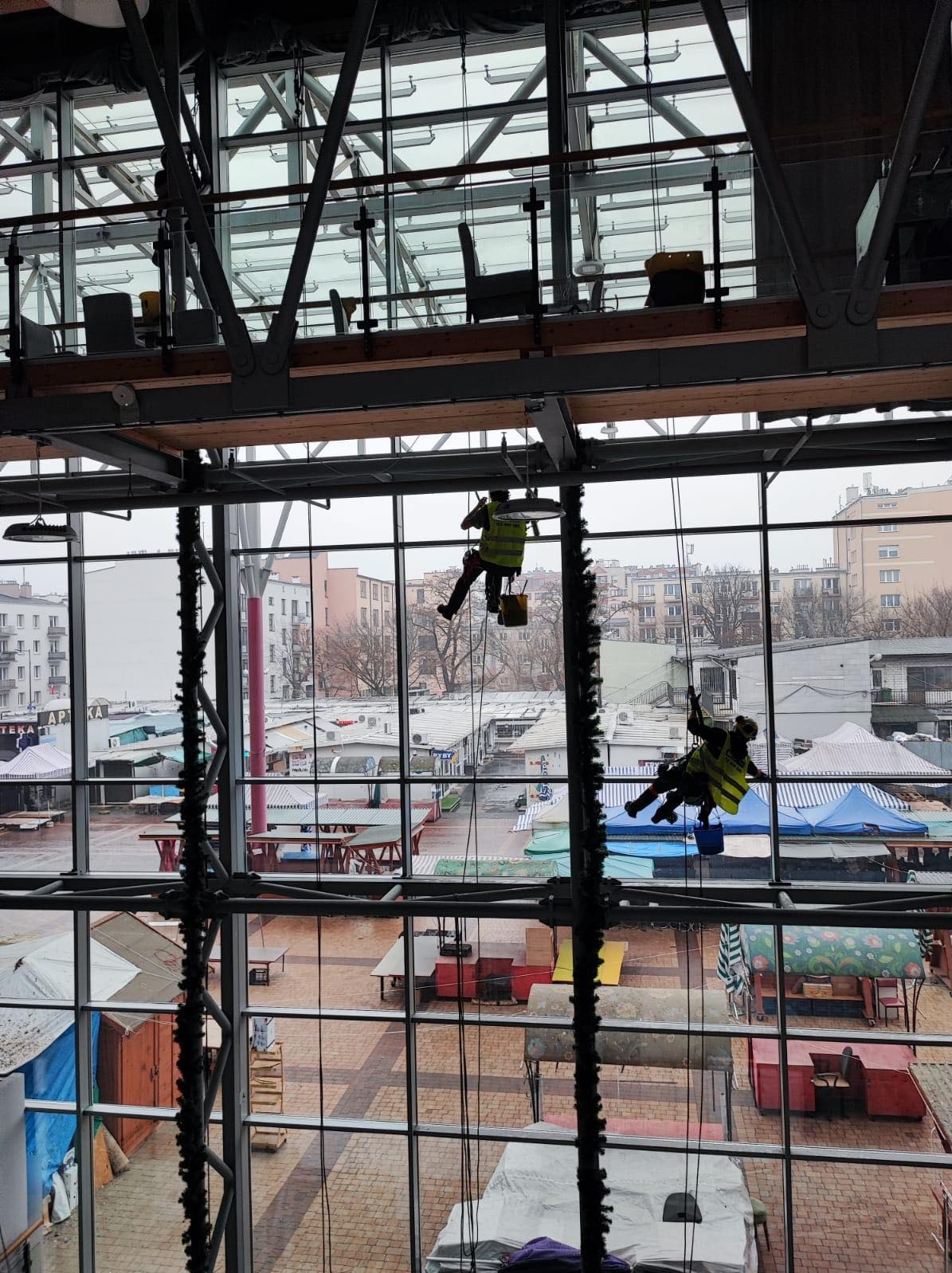 Mycie okien w galerii