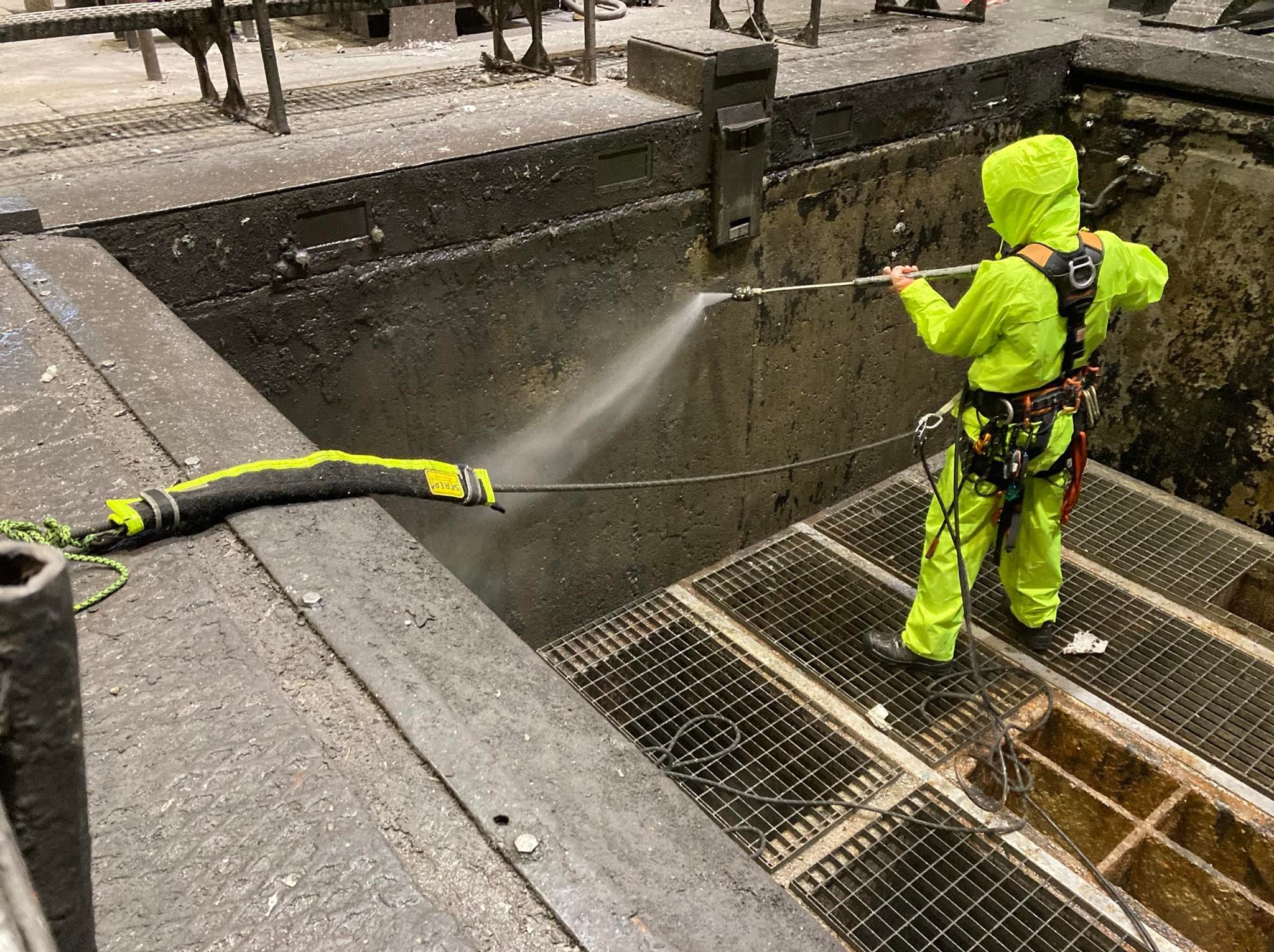 Mycie ciśnieniowe studni przemysłowej