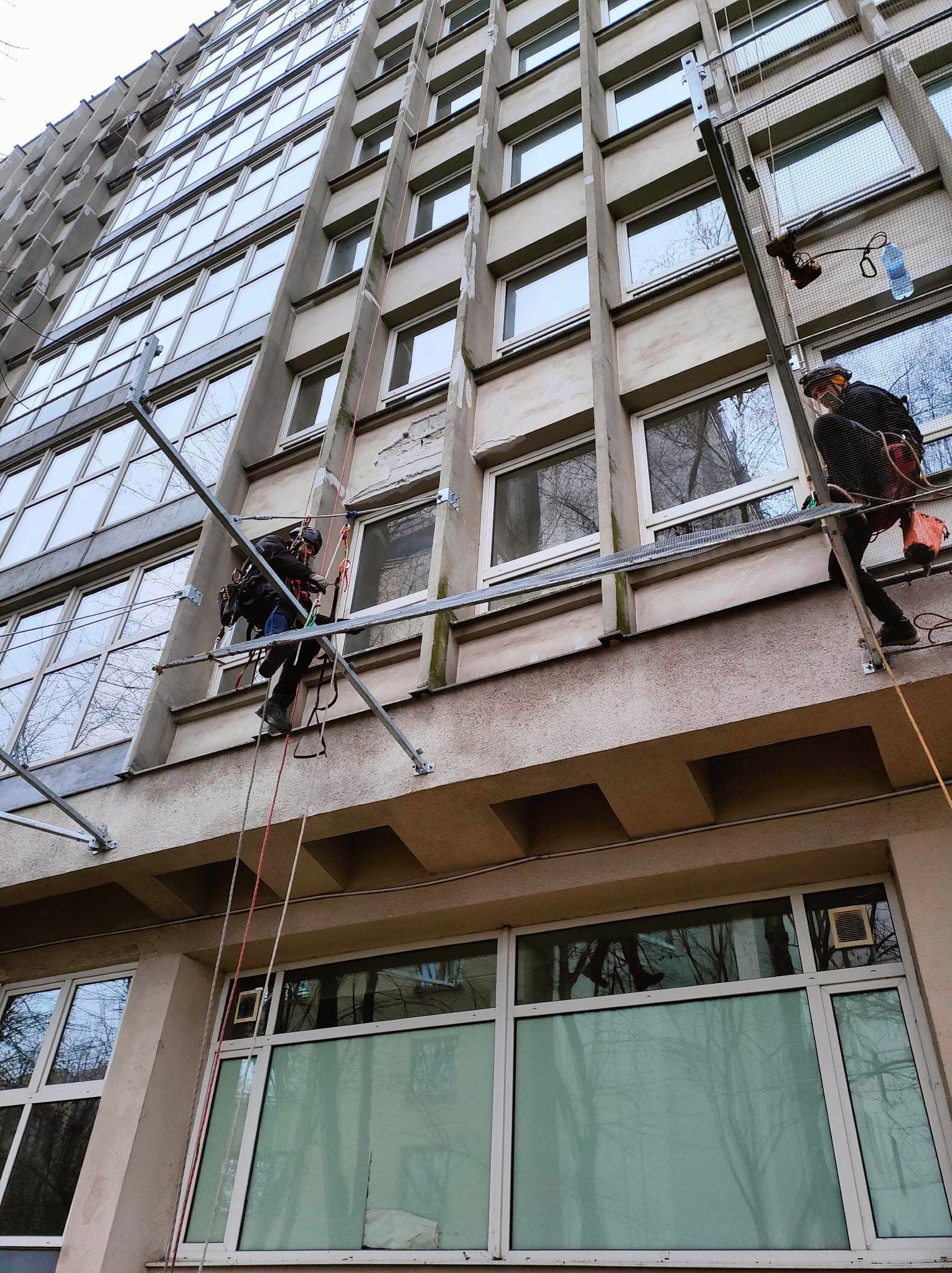 Montaż konstrukcji stalowej, siatka wyłapująca odpadający tynk