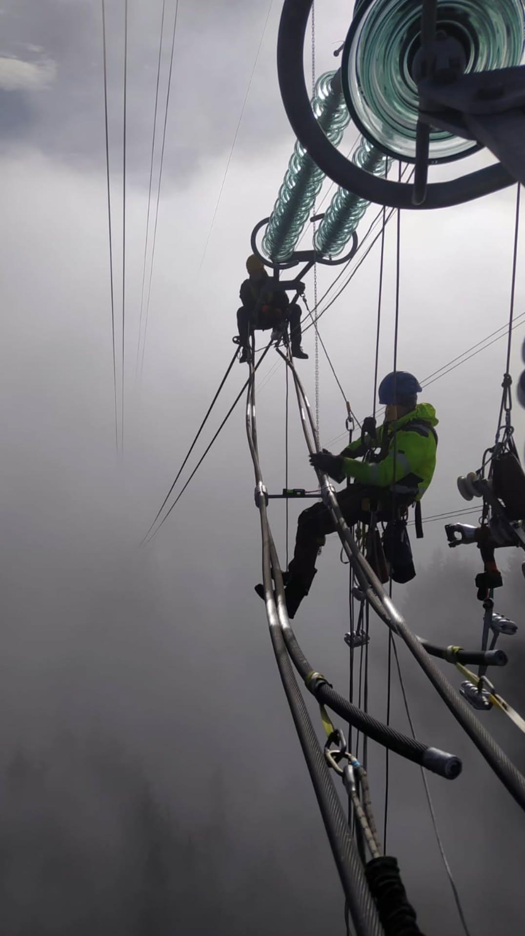 Prace monterskie na słupach energetycznych 210kV