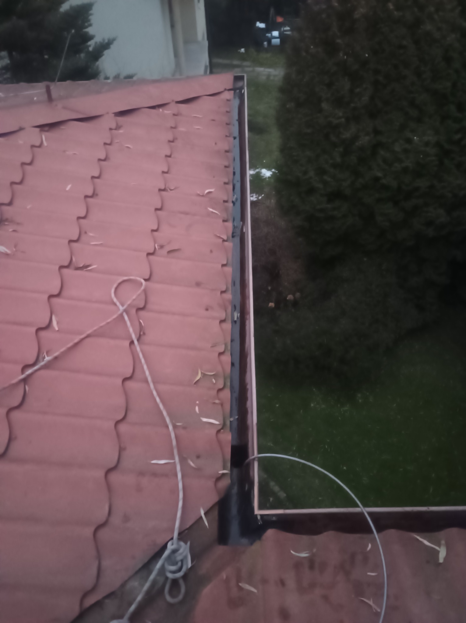 Rynna po czyszczeniu, widoczna spirala hydrauliczna w rynnie spustowej